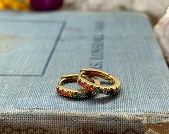 orecchini huggie arcobaleno, orecchini huggie dorati, festa, regalo per lei, regalo per la mamma, festa della mamma, piccoli orecchini a cerchio, orecchini d'oro, gioielli
