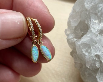 huggies de ópalo, aretes de oro, aros pequeños, aretes de ópalo, ópalo, celestial, joyería, regalo, regalo para ella, regalo para mamá, luna