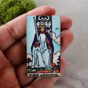 Tarot du roi des épées, épingle de tarot, épingle, épingle en bois, carte de tarot, vacances, épingle de moins de 10 ans, bijoux de moins de 10 ans, cadeau pour elle, cadeau, bijoux de carte de tarot