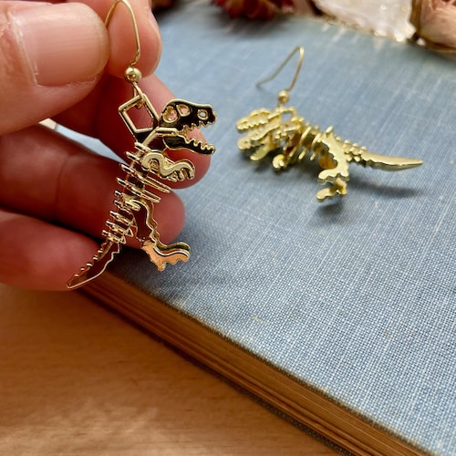 boucle d'oreille dinosaure, boucles d'oreilles trex, boucles d'oreilles dino en or, bijoux dino, boucles d'oreilles dino, cadeau, cadeau pour elle, bijoux, tyrannosaurus rex, or