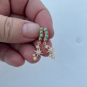 Türkis Opal Sterne Huggie Ohrringe, Gold Huggie Ohrringe, Star Burst Ohrringe, Gold Ohrringe, himmlisch, Geschenk, Geschenk für sie, Schmuck