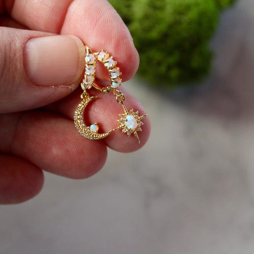 boucles d'oreilles lune et étoile opale, boucles d'oreilles en or, céleste, petits créoles, câlins en or, boucles d'oreilles opale, bijoux en opale, câlin opale, pierre de naissance opale