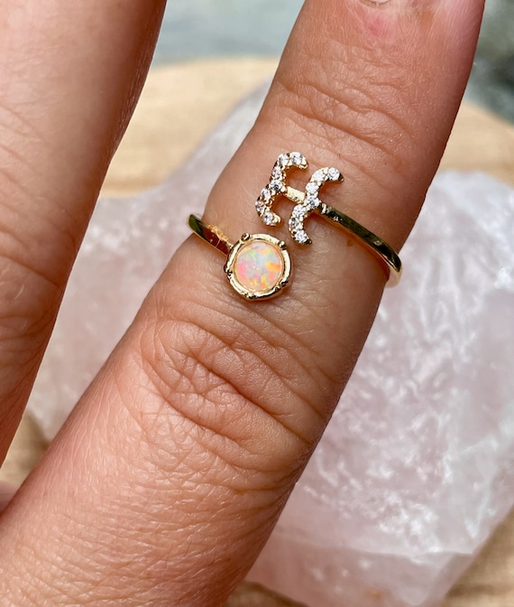 Anello acquario d'oro, anello opale, oroscopo acquario, zodiaco