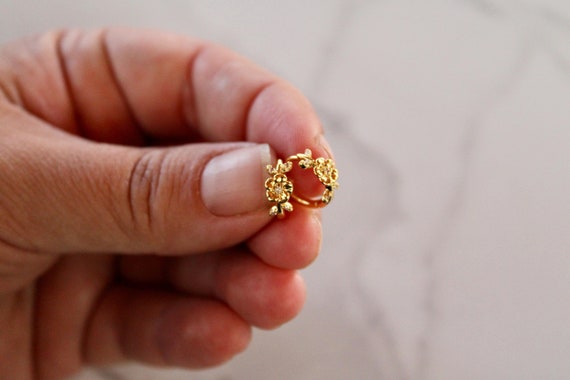 gold  flower huggie earrings, gold hoops, earrings, gift, gift for her, jewelry, flower huggie, small hoops, flower gold huggie hoop