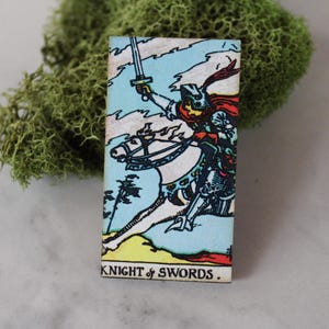 Tarot du chevalier d'épées, épingle de tarot, épingle, épingle en bois, carte de tarot, vacances, épingle de moins de 10 ans, bijoux de moins de 10 ans, cadeau pour elle, cadeau, chevalier d'épées