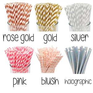 K&ouml;nnte beinhalten: Verschiedene Papierstrohhalme in den Farben Ros&eacute;gold, Gold, Silber, Pink, Blush und Holografisch. Jedes B&uuml;ndel wird in einem transparenten Glas pr&auml;sentiert. Der Text lautet: Ros&eacute;gold, Gold, Silber, Pink, Blush und Holografisch.