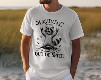 Camiseta engraçada de guaxinim, camiseta de animal sarcástico, camiseta engraçada de meme desequilibrado, sobrevivendo puramente por despeito, camiseta de guaxinim com gesto rock on