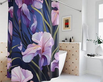 Könnte beinhalten: Duschvorhang mit floralem Muster, der große, stilisierte Irisblüten in Lila- und Rosatönen vor einem tiefblauen Hintergrund zeigt. Der Vorhang hängt in einem Badezimmer und bietet eine dekorative Note.