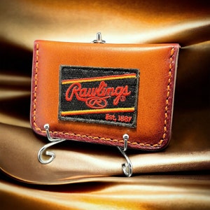 Cartera minimalista de cuero con tres bolsillos para béisbol que presenta un raro parche de Rawlings