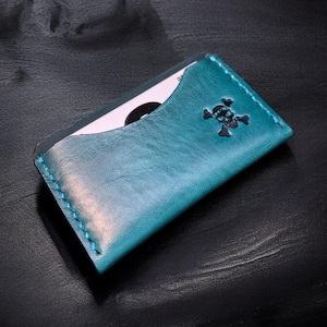 Cartera minimalista de cuero con tres bolsillos fabricada en cuero italiano