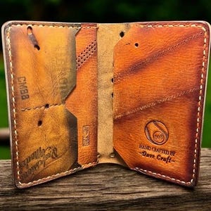 Cartera de diario de cuero reutilizada a partir de un guante de béisbol Nokona