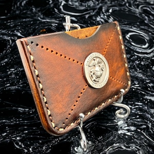 Cartera minimalista de cuero con tres bolsillos