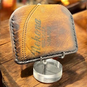 Cartera de béisbol minimalista de cuero con tres bolsillos, reutilizada a partir de un guante Nokona vintage.