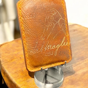 Cartera minimalista de béisbol de cuero con tres bolsillos, reutilizada a partir de un guante de béisbol Spalding vintage.