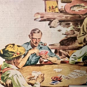 Może przedstawiać: Ilustracja w stylu vintage przedstawia mężczyzn grających w karty przy drewnianym stole. Jeden mężczyzna ma na sobie ż&oacute;łty kapelusz, inny pali fajkę. Mały obraz i tablica z rybą wiszą nad nimi, sugerując rustykalne otoczenie.