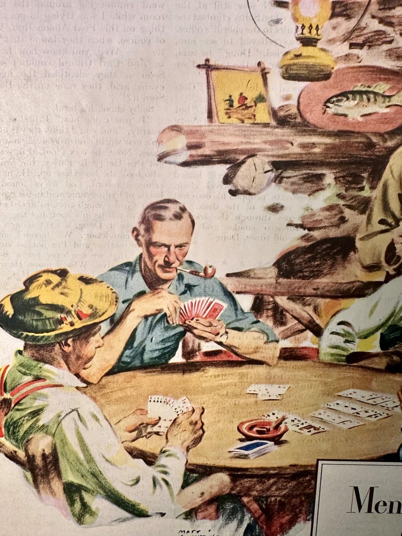 Może przedstawiać: Ilustracja w stylu vintage przedstawia mężczyzn grających w karty przy drewnianym stole. Jeden mężczyzna ma na sobie ż&oacute;łty kapelusz, inny pali fajkę. Mały obraz i tablica z rybą wiszą nad nimi, sugerując rustykalne otoczenie.