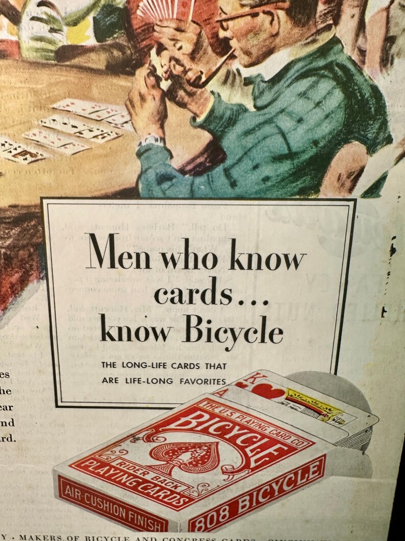 Może przedstawiać: Reklama w stylu vintage dla kart do gry Bicycle. Obraz przedstawia talię kart z czerwono-białym wzorem i tekstem "Men who know cards... know Bicycle". Reklama pokazuje r&oacute;wnież grupę ludzi grających w karty.