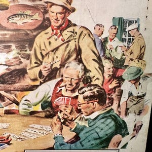 Może przedstawiać: Ilustracja w stylu vintage przedstawiająca grupę mężczyzn grających w karty. Scena obejmuje mężczyznę w beżowej kurtce i kapeluszu oraz mężczyznę zapalającego fajkę. Tekst na dole brzmi "Men who know cards..."