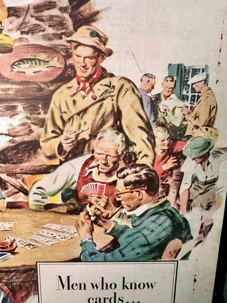 Może przedstawiać: Ilustracja w stylu vintage przedstawiająca grupę mężczyzn grających w karty. Scena obejmuje mężczyznę w beżowej kurtce i kapeluszu oraz mężczyznę zapalającego fajkę. Tekst na dole brzmi "Men who know cards..."