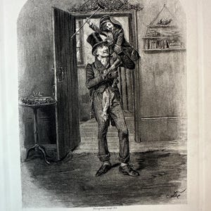 Puede incluir: Una ilustración antigua en blanco y negro representa a un hombre con sombrero de copa llevando a un niño sobre sus hombros. El niño sostiene un palo y la escena está ambientada en una puerta. La ilustración tiene una estética vintage, con sombreado y líneas detalladas.