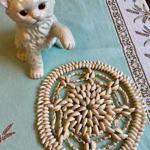 Vintage 1970s, Seashell Placemat, Cowrie Shell Trivet, Coaster, Hot Plate (DE-A159)
