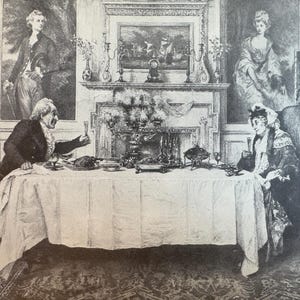 Puede incluir: Ilustración en blanco y negro que representa una escena de cena formal. Un hombre levanta una copa para brindar sobre una mesa cubierta con un mantel blanco. Una mujer está sentada frente a él. Obras de arte y una chimenea en el fondo.