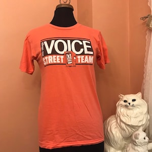 Village Voice, maglietta Street Team, scatola arancione per giornali NYC (C272)