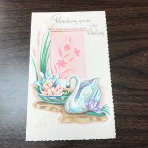 Biglietto d'auguri vintage, anni '50, anni '60, auguri di buon compleanno, biglietto con ninfea e cigno, biglietto illustrato, carta da lettere vintage, giardino, fiori, fiore rosa di stagno