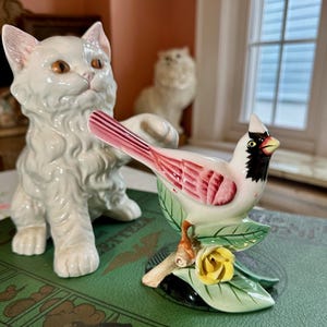 Vintage Cardinal Figurine, Porcelain Bird Statue, Vintage Bird, Albino Cardinal, Cottage Decor (DE-A155)