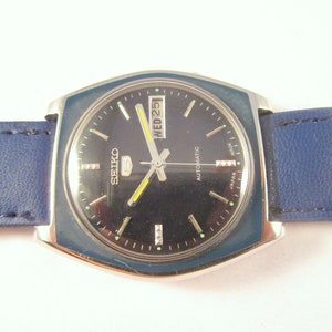 Orologio da polso automatico vintage SEIKO 5 DD 17 gioielli 7009 con quadrante nero, originale al 100%, prodotto in Giappone.