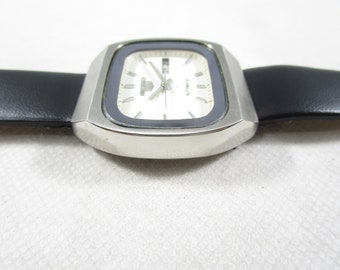 Vintage SEIKO 5 Automatic Day Date Japanese Wrist Gent's