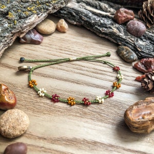 RUSTIC WILDFLOWERS adjustable tiny flower beaded bracelet, grow wild, outdoorsy, earthy colors, mother nature, bridal bouquet