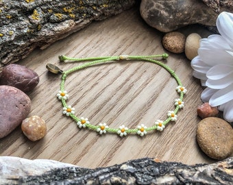 LITTLE DAISES (lime green) tiny flower beaded bracelet adjustable, grow wild, outdoorsy, spring colors, retro daisy, wildflowers