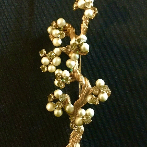 Broche de árbol brutalista vintage inusual - tono dorado de 1960, perla sintética y pedrería pieza de arte de joyería muy única