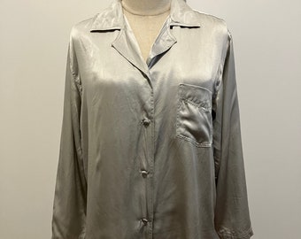 Haut de pyjama en soie super doux ou veste-chemisier de soirée Italie gris argent pâle Taille moyenne, mais portez-le à votre guise !