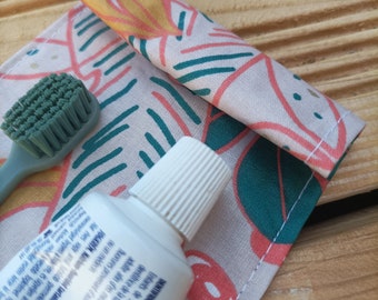 Etui à brosse à dents et dentifrice + Brosse à dents / pochette imperméable et hygiénique "fleurs pastel"