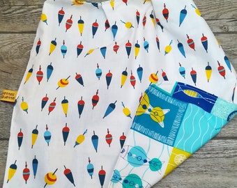 Serviette élastique pour le repas des enfants "Fish & bouchons" / petit matelos