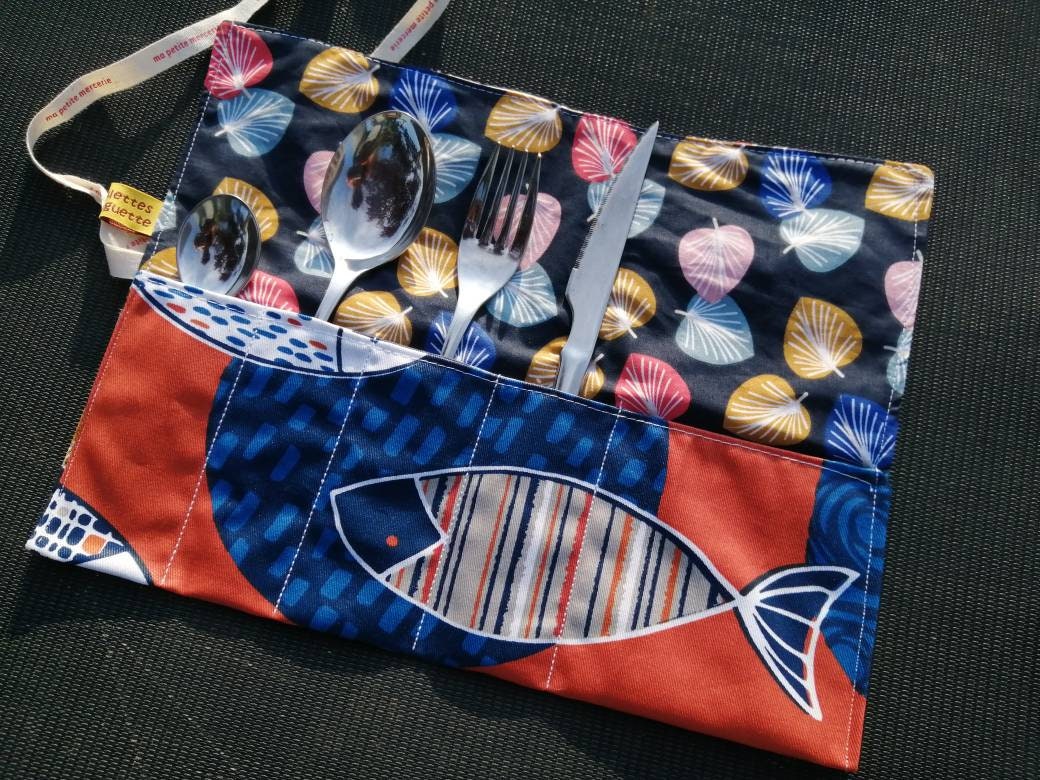 Range-couverts // trousse à couverts, étui à couvert "poissons et feuilles colorées "