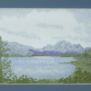 Loch Maree aus Slatterdale - eine schottische Highlands Kreuzstich Stickvorlage