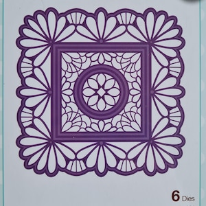 Puede incluir: Un juego de troqueles morados con un diseño floral cuadrado. El juego incluye seis troqueles, con un borde festoneado y un patrón circular central. Tamaño real: 9,8 x 9,8 cm.
