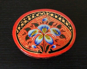 Vintage kleine ovale helle Holz und Pappmache Red Trinket Box mit einem blauen handgemalten Blumenmuster - kleine Schmuckschatullen