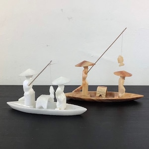 Paire de bateaux traditionnels asiatiques vintage avec ornements de pêcheurs