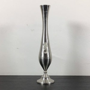 Vase vintage à tige unique en étain avec détail merlion de Singapour - Fabriqué à Singapour