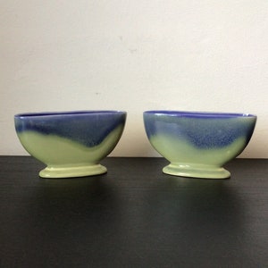 Paire de vases minces incurvés en poterie vintage - Bleu et vert