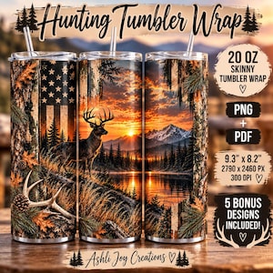 Pode incluir: Um design de envoltório para copo com um cervo em uma paisagem florestal ao pôr do sol, uma bandeira americana, ramos de pinheiro e pinhas. O texto inclui Hunting Tumbler Wrap, 20 OZ Skinny Tumbler Wrap, PNG + PDF, 9,3" x 8,2" e Ashli Joy Creations.