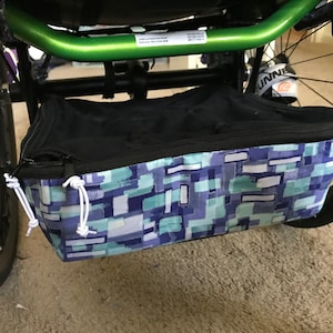 Wheelchair under-the-seat cargo bag -- zippered