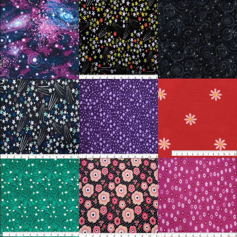 K&ouml;nnte beinhalten: Eine Sammlung von neun Stoffmustern mit verschiedenen Mustern. Designs umfassen eine Galaxie, Sternschnuppen, wirbelnde Sterne, ein Sternenfeld, G&auml;nsebl&uuml;mchen und florale Muster. Die Farben reichen von tiefen Blau- und Lilat&ouml;nen bis hin zu Rot, Gr&uuml;n und Schwarz.