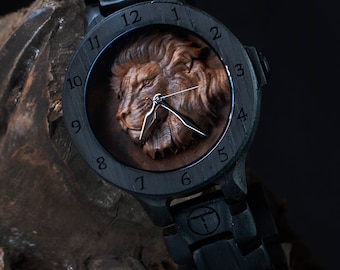 Roi Lion | Gravé sur mesure | Ronce de noyer et chêne des tourbières | Montre bois homme | Bijoux Lions | Montre en bois | Cadeau gravé Bracelet gravé