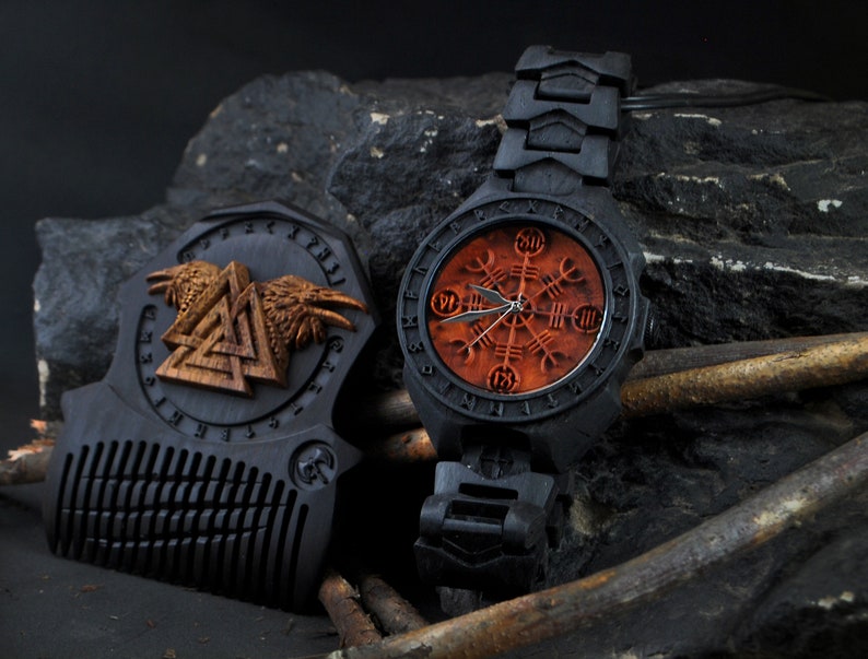 Conjunto de Yelmo de Awe de edición limitada Peine de madera para barba Valknut y Cuervos Reloj de pulsera Helm of Awe Reloj de madera celta joyería nórdica imagen 1