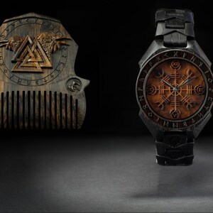 Conjunto de Yelmo de Awe de edición limitada Peine de madera para barba Valknut y Cuervos Reloj de pulsera Helm of Awe Reloj de madera celta joyería nórdica imagen 7